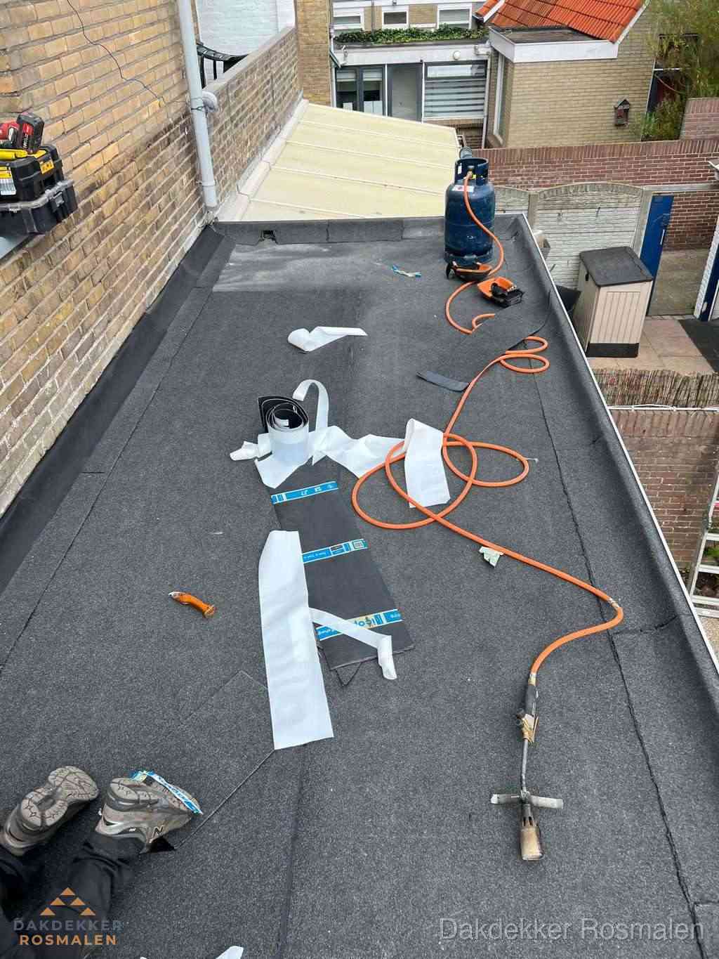 Dakdekker brengt EPDM dakbedekking aan op plat dak in Rosmalen